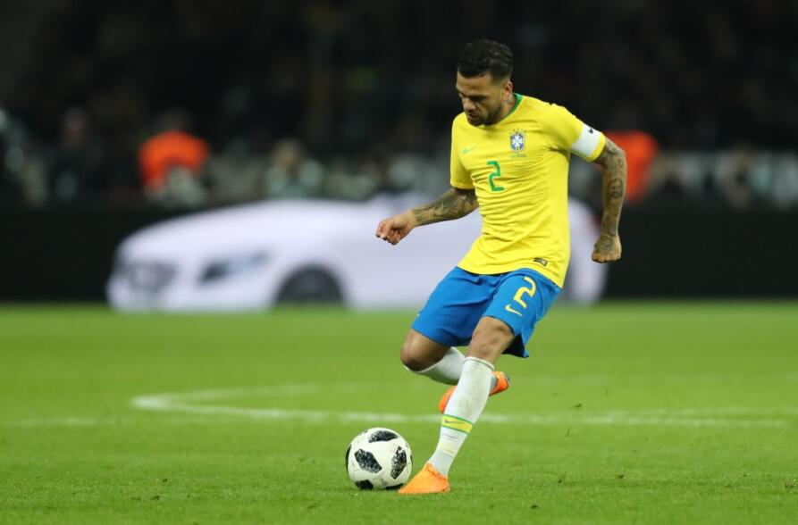 巴西队长宣布退役,球迷为其送别并祝福未来 巴西队长宣布退役,球迷为其送别并祝福未来