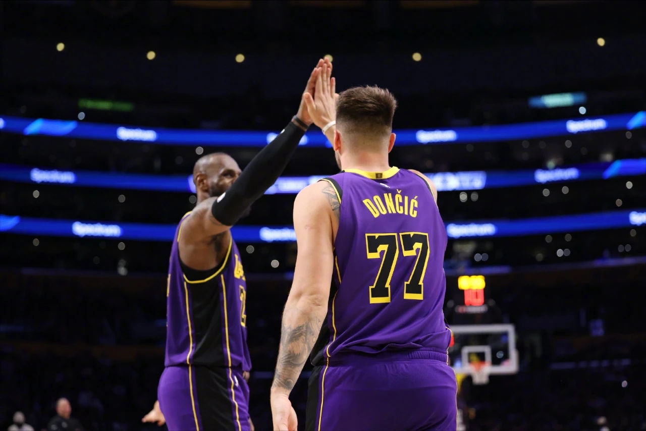 湖人爆冷湖人B队，拉文送出助攻