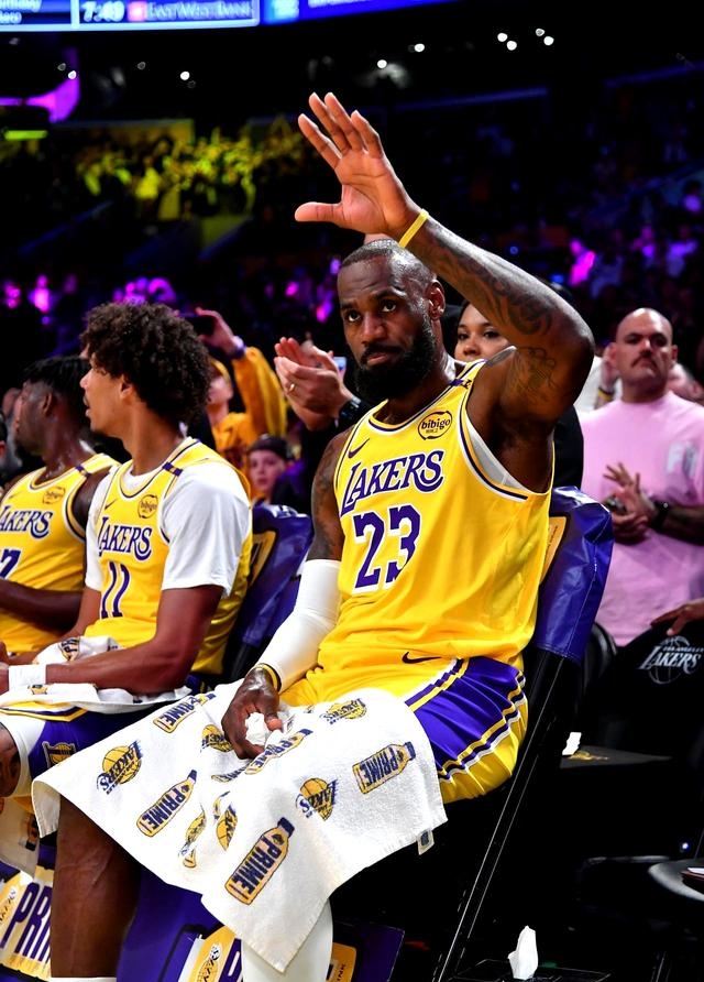 湖人完胜广东队，范弗利特关键制胜