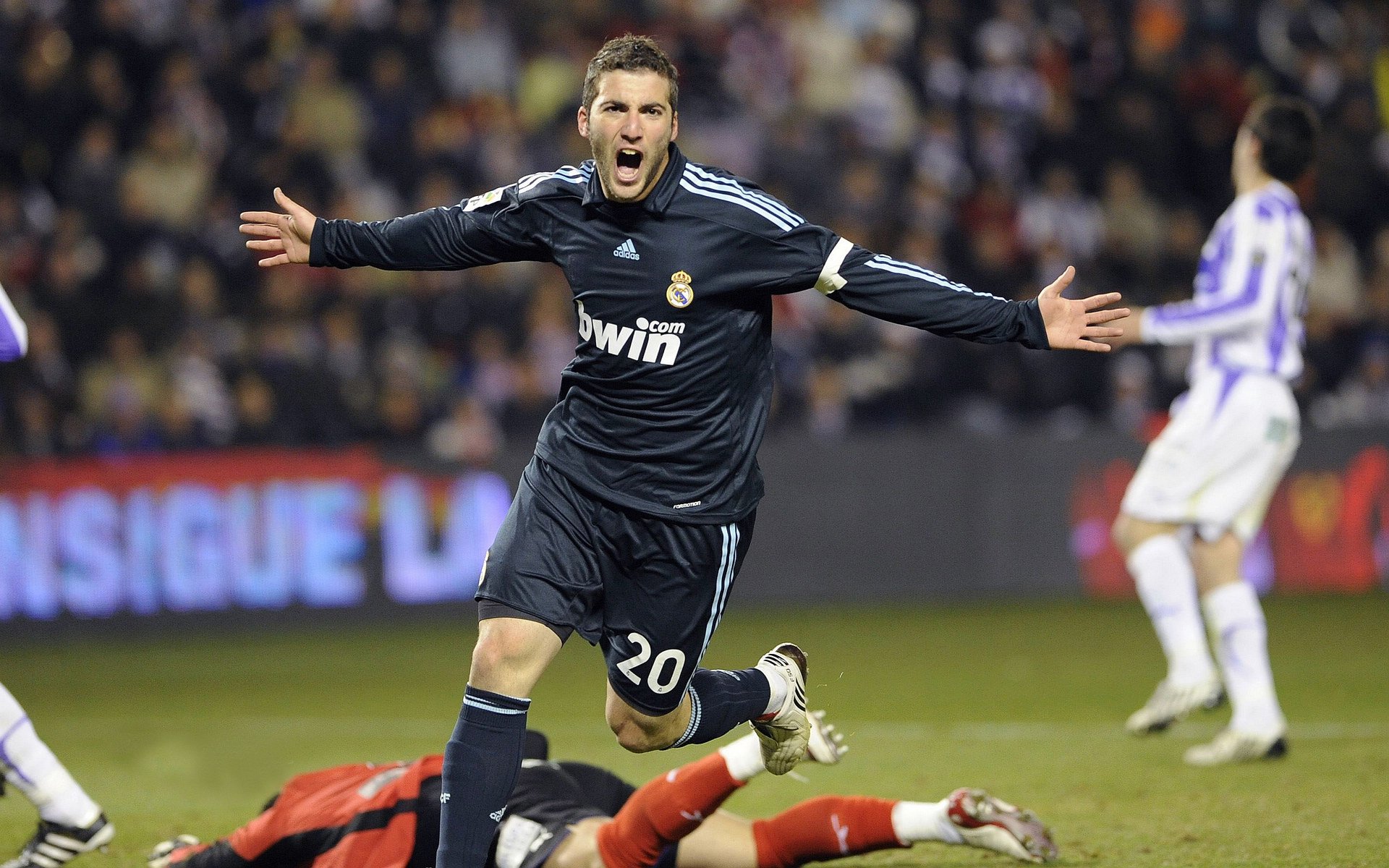 跨界狂想,当C罗在F1揭幕战接管赛道,委内瑞拉足球的巴黎狂胜启示录