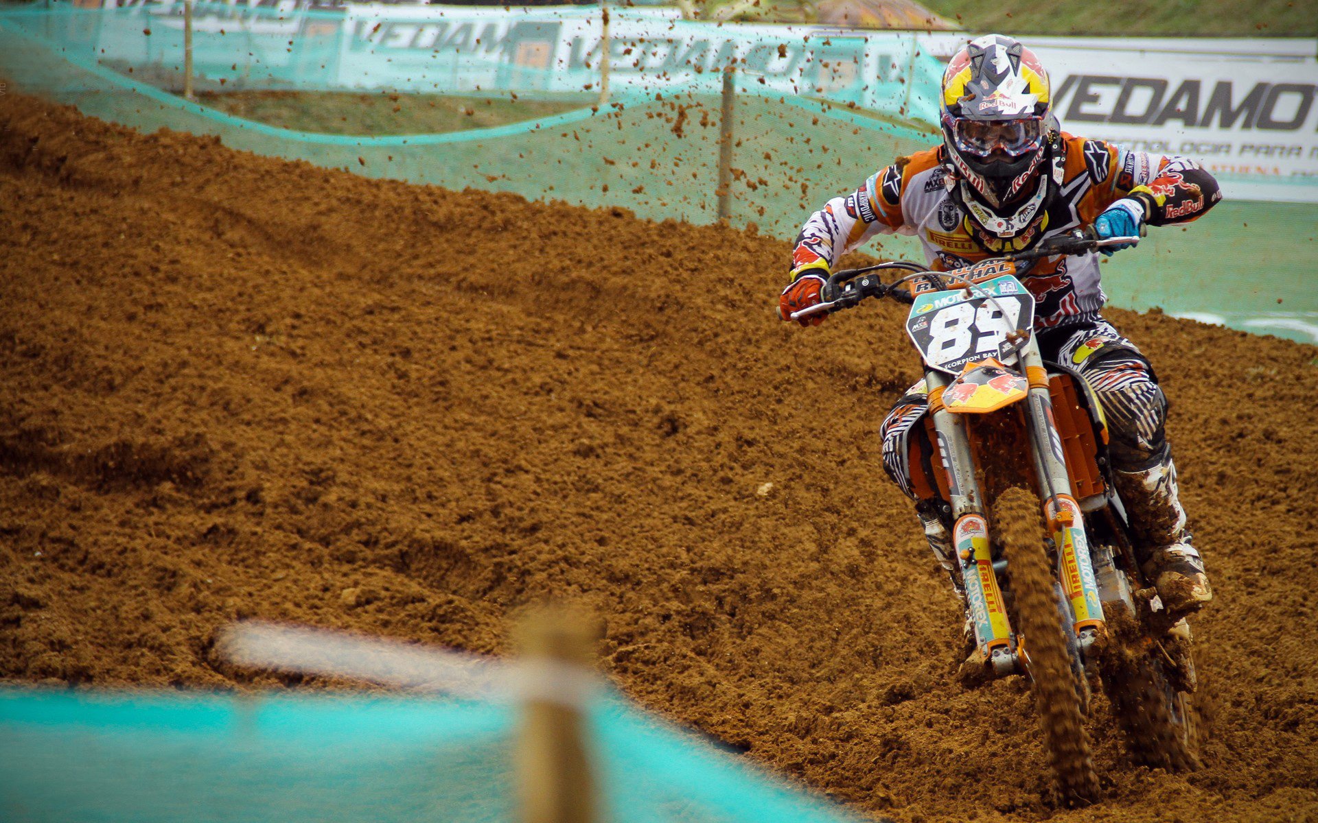 赛道上的逆袭，塞恩斯领军哈斯车队完胜梅赛德斯