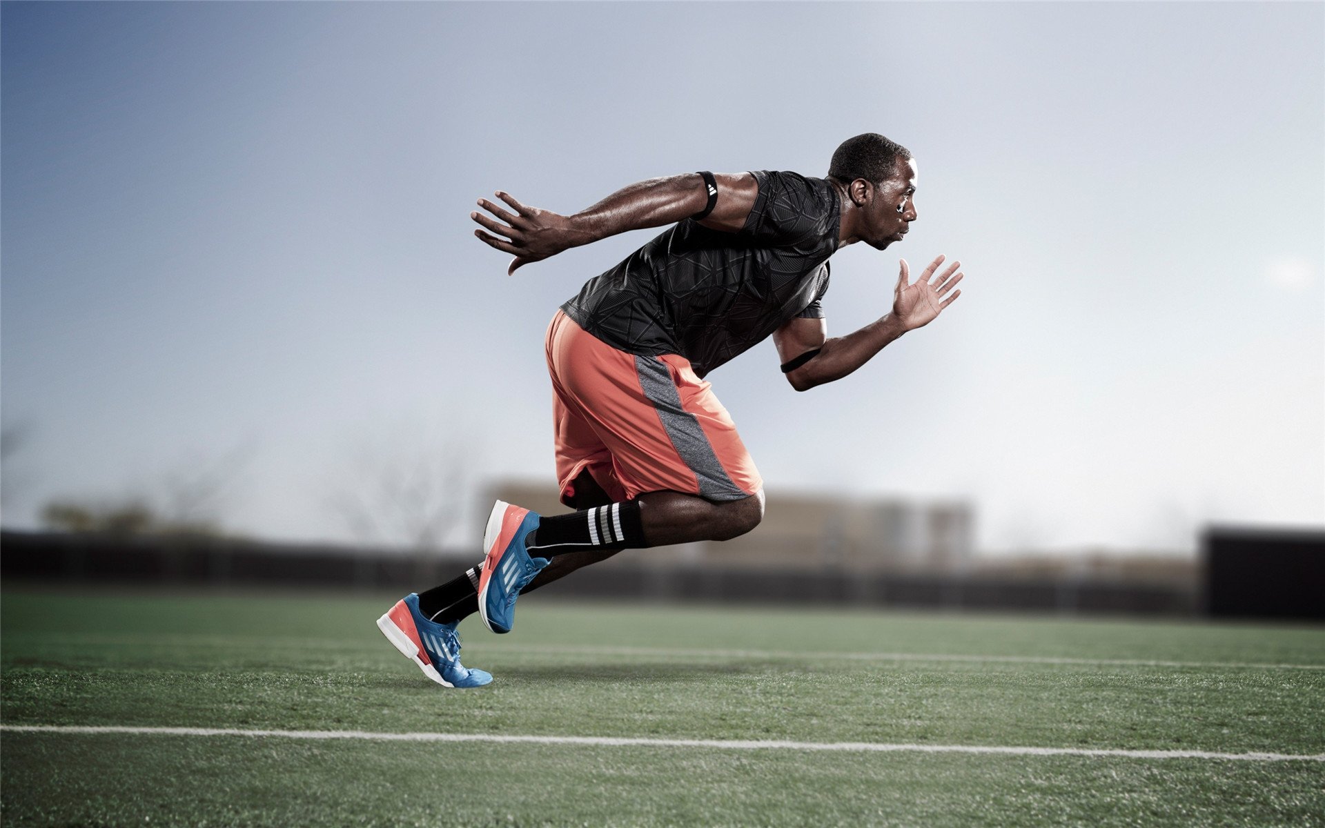 毫厘之间定乾坤，皮亚斯特里关键超越助阿斯顿马丁险胜威廉姆斯